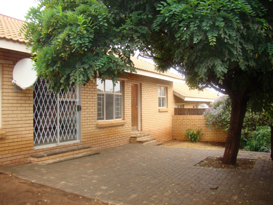 2 Bedroom Property for Sale in Langenhovenpark Free State